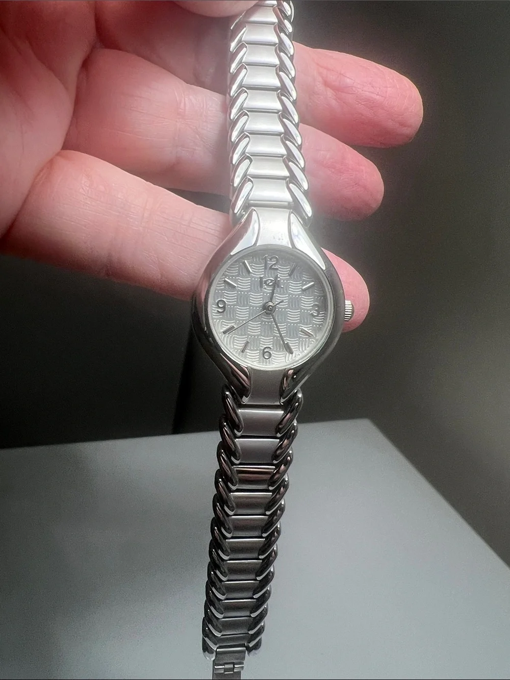 lei - Silver-Tone Sleek Link Women's Watch - Vintage New Battery Working Watch